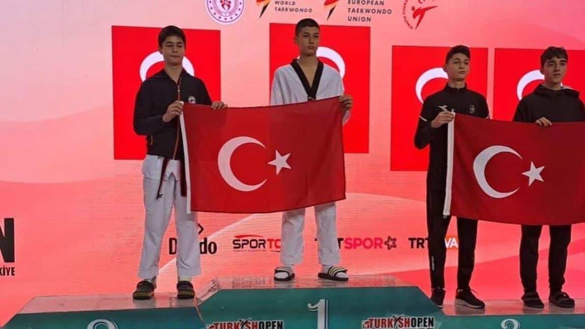 Okulumuz 8-F sınıfı öğrencisi Eren Kasım Patlar, 11. Uluslararası Türkiye Açık Taekwondo Turnuvası’nda ikinci olmuş ve madalya kazanmıştır. 