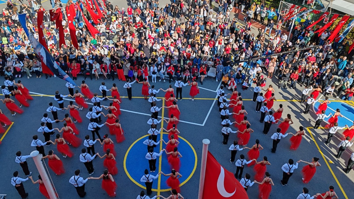 6.sınıf öğrencilerimiz, Cumhuriyet Bayramı’na özel hazırladıkları Cumhuriyet Valsi gösterisi